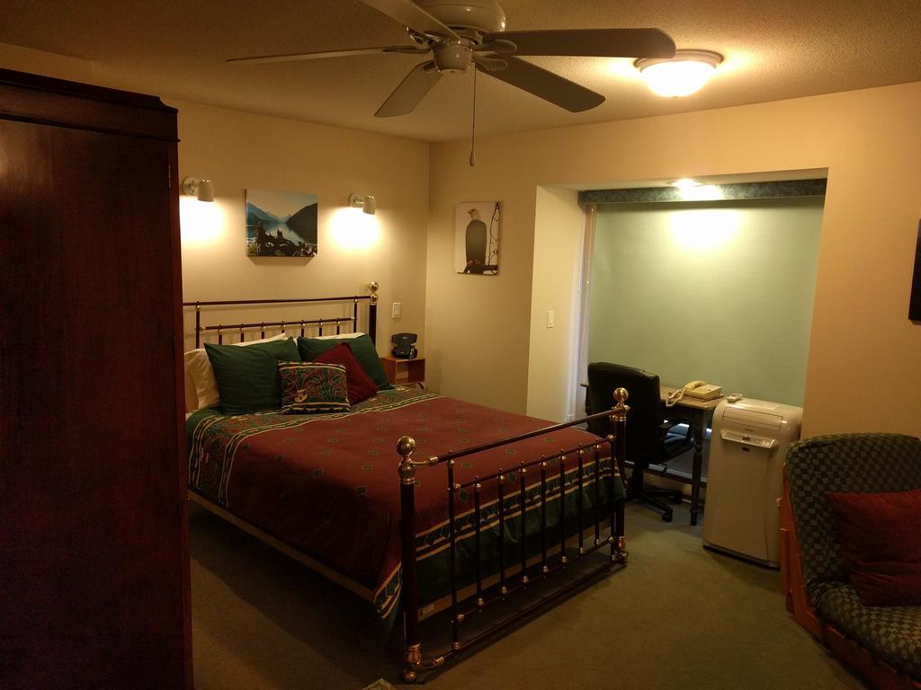 Cedar Wood Lodge Bed & Breakfast Inn Port Alberni Eksteriør billede