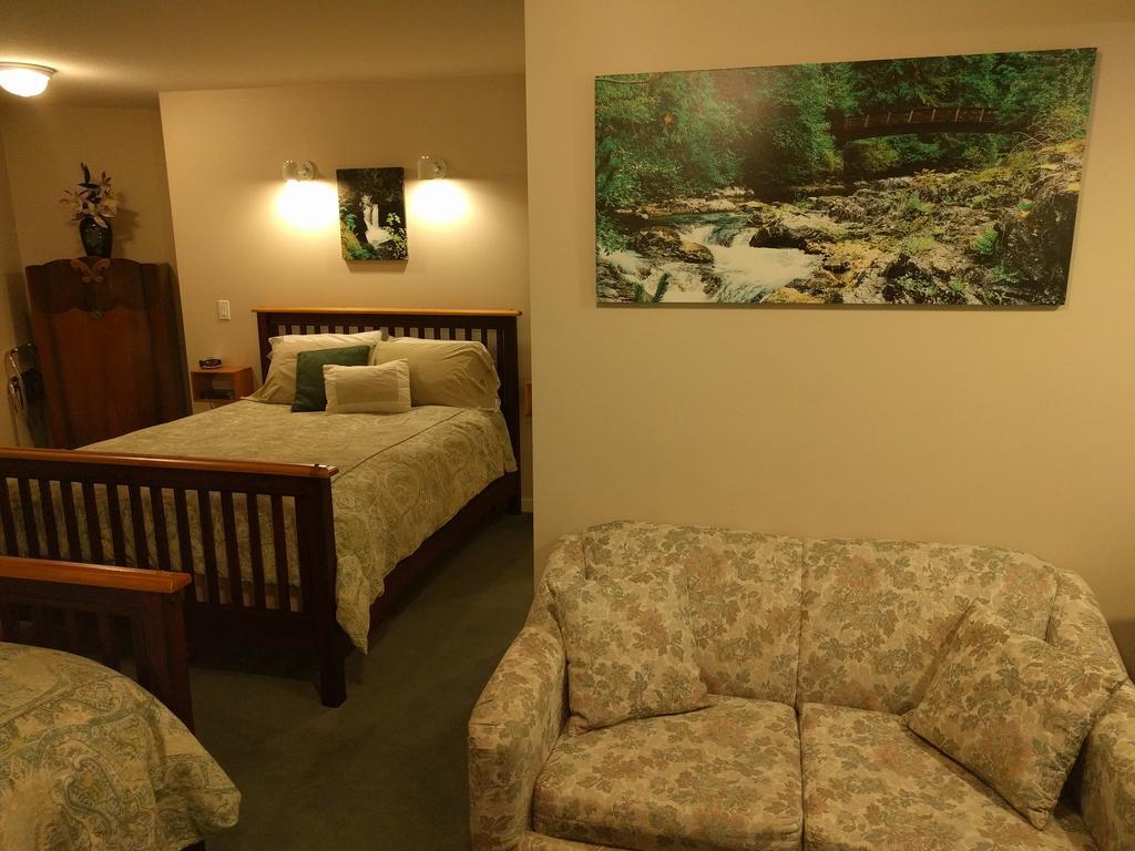 Cedar Wood Lodge Bed & Breakfast Inn Port Alberni Eksteriør billede