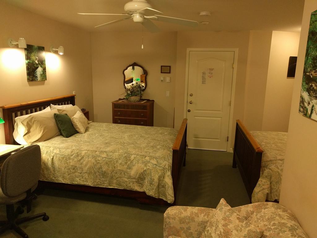 Cedar Wood Lodge Bed & Breakfast Inn Port Alberni Eksteriør billede