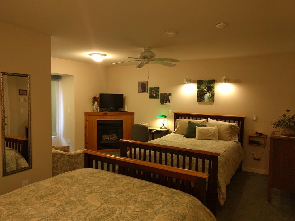 Cedar Wood Lodge Bed & Breakfast Inn Port Alberni Eksteriør billede