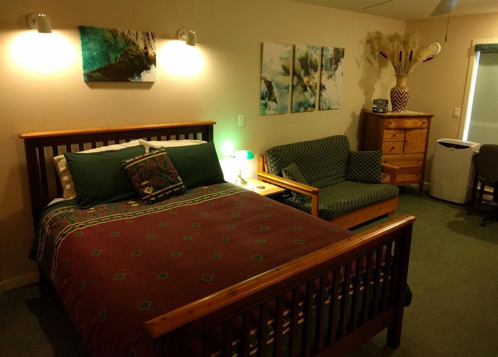 Cedar Wood Lodge Bed & Breakfast Inn Port Alberni Eksteriør billede