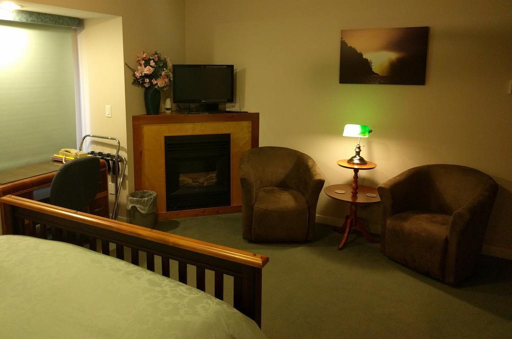 Cedar Wood Lodge Bed & Breakfast Inn Port Alberni Eksteriør billede