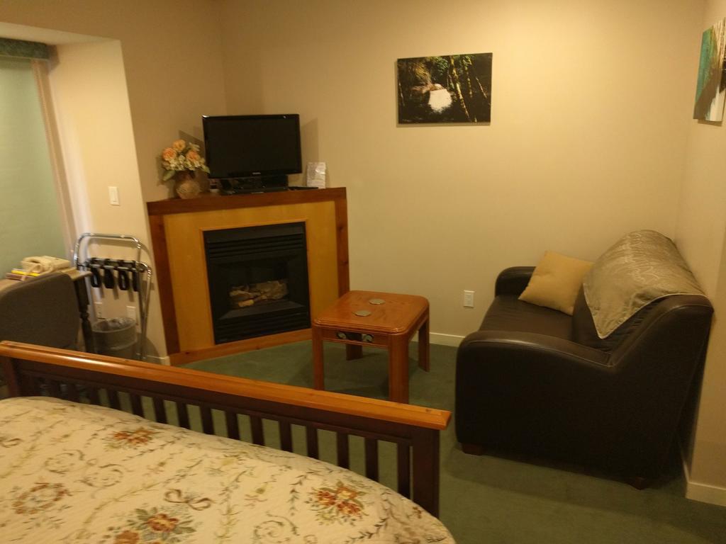 Cedar Wood Lodge Bed & Breakfast Inn Port Alberni Eksteriør billede