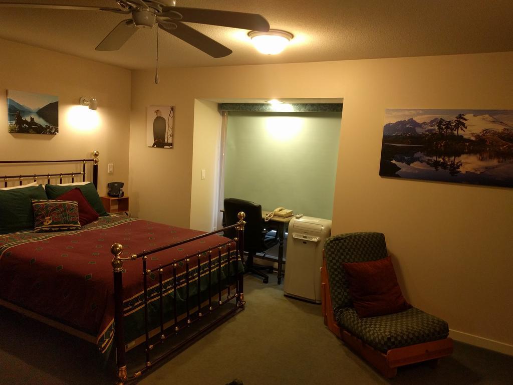Cedar Wood Lodge Bed & Breakfast Inn Port Alberni Eksteriør billede